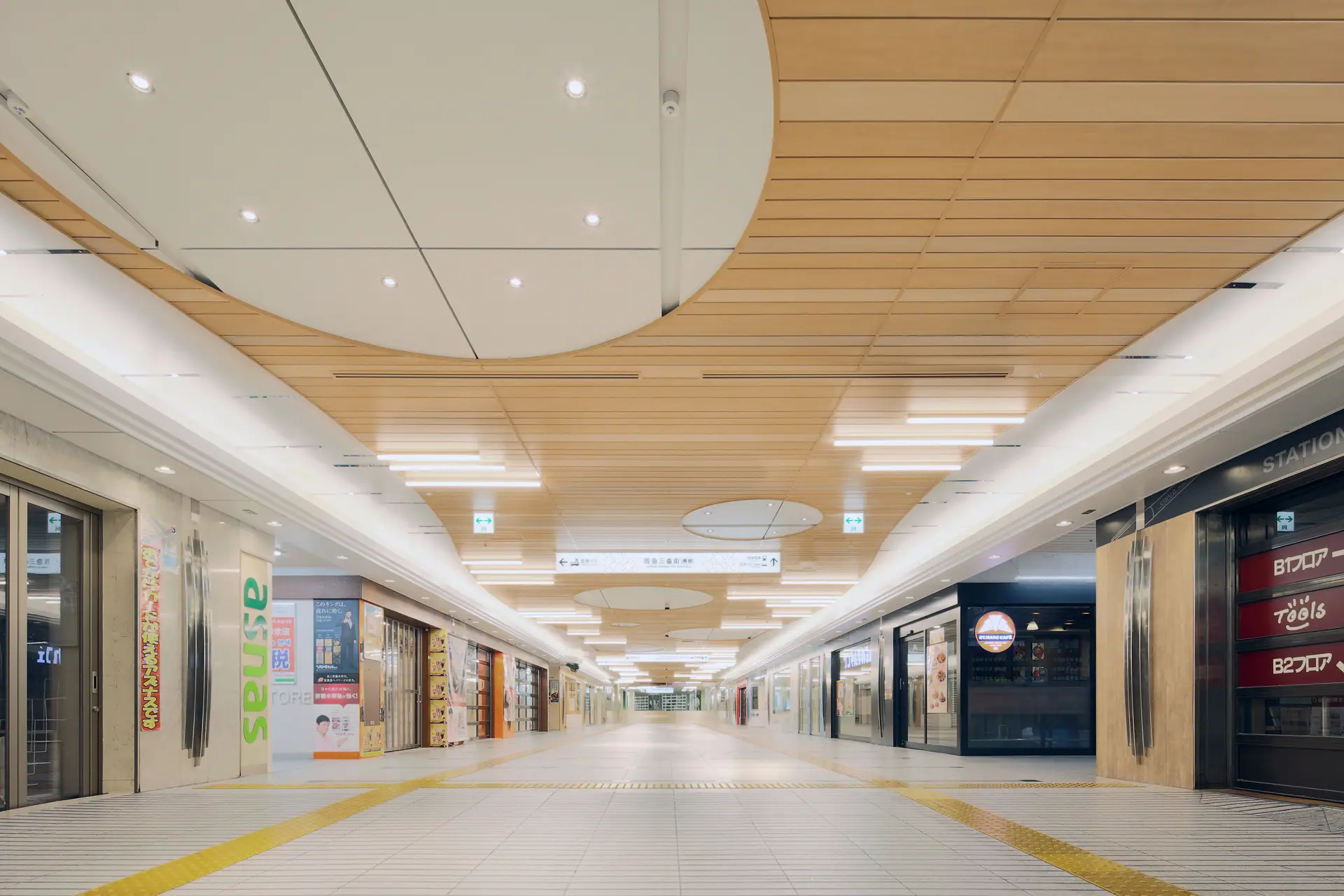 株式会社フジヤ　阪急三番街 南館地下1階　御堂筋連絡通路天井　リニューアル画像