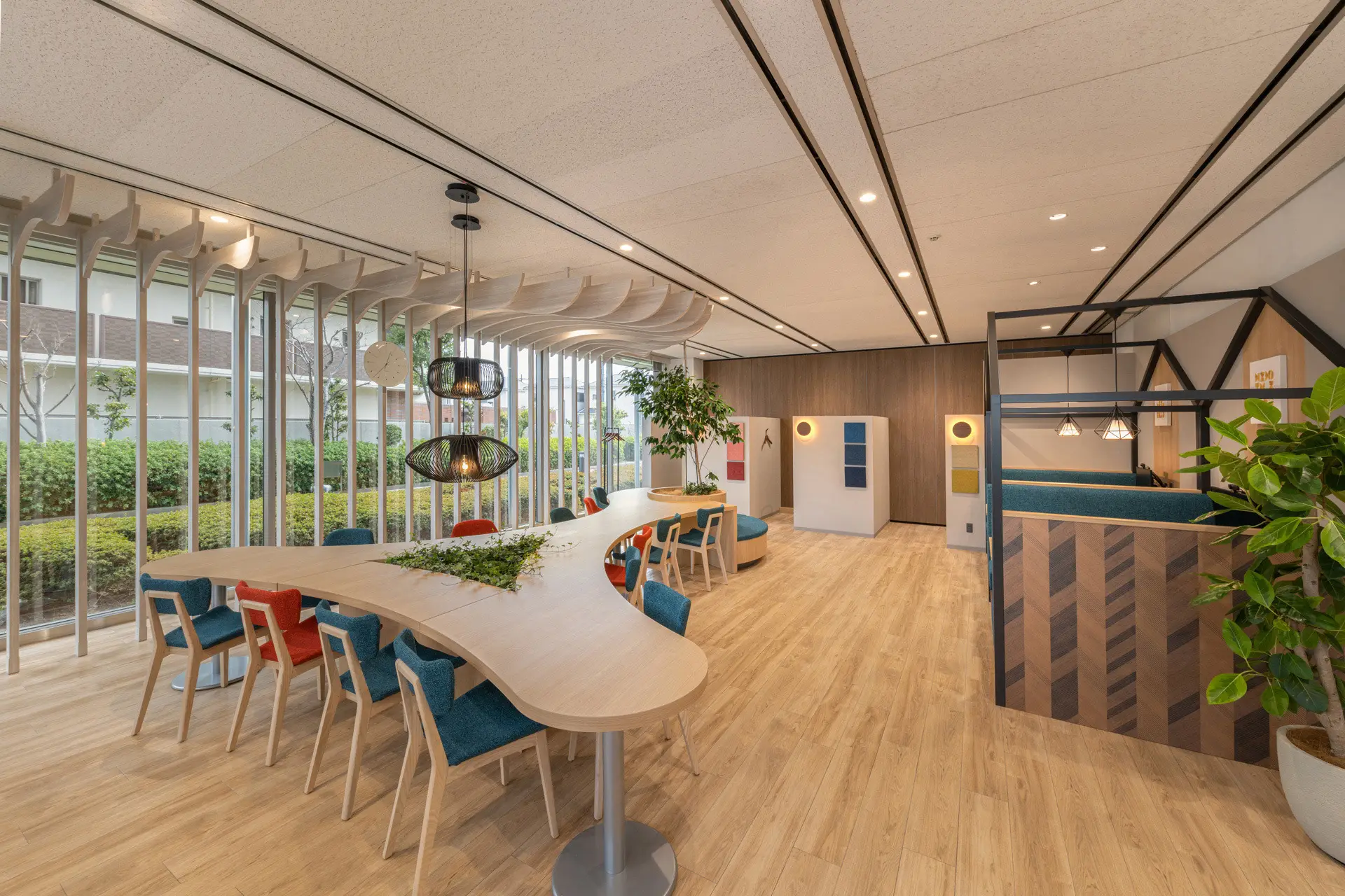 株式会社フジヤ　株式会社タクマ　会議室リニューアル「cafe121」画像